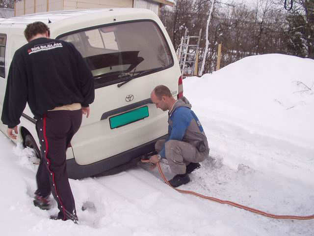 Her forsøker vi å slepe fra andre siden istedet. Varebilen har bakhjulstrekk,.