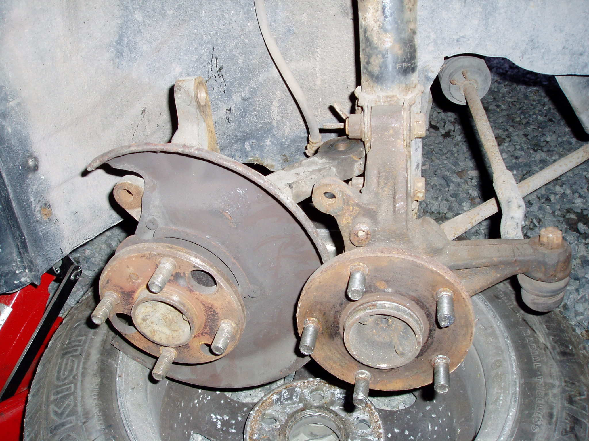 Her ser en forskjellen på innfestingen til styrestaget. Sw20 sitt sitter 6cm lengre ned og 8,5cm nermere bremseskiva enn aw11en sin.(Tror ikke det er det største problemet) Lengden fra senter og frem er 0,5cm forskjel...