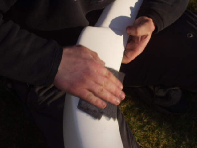 Lars Erik (SW20) går til verks med pusseklut.