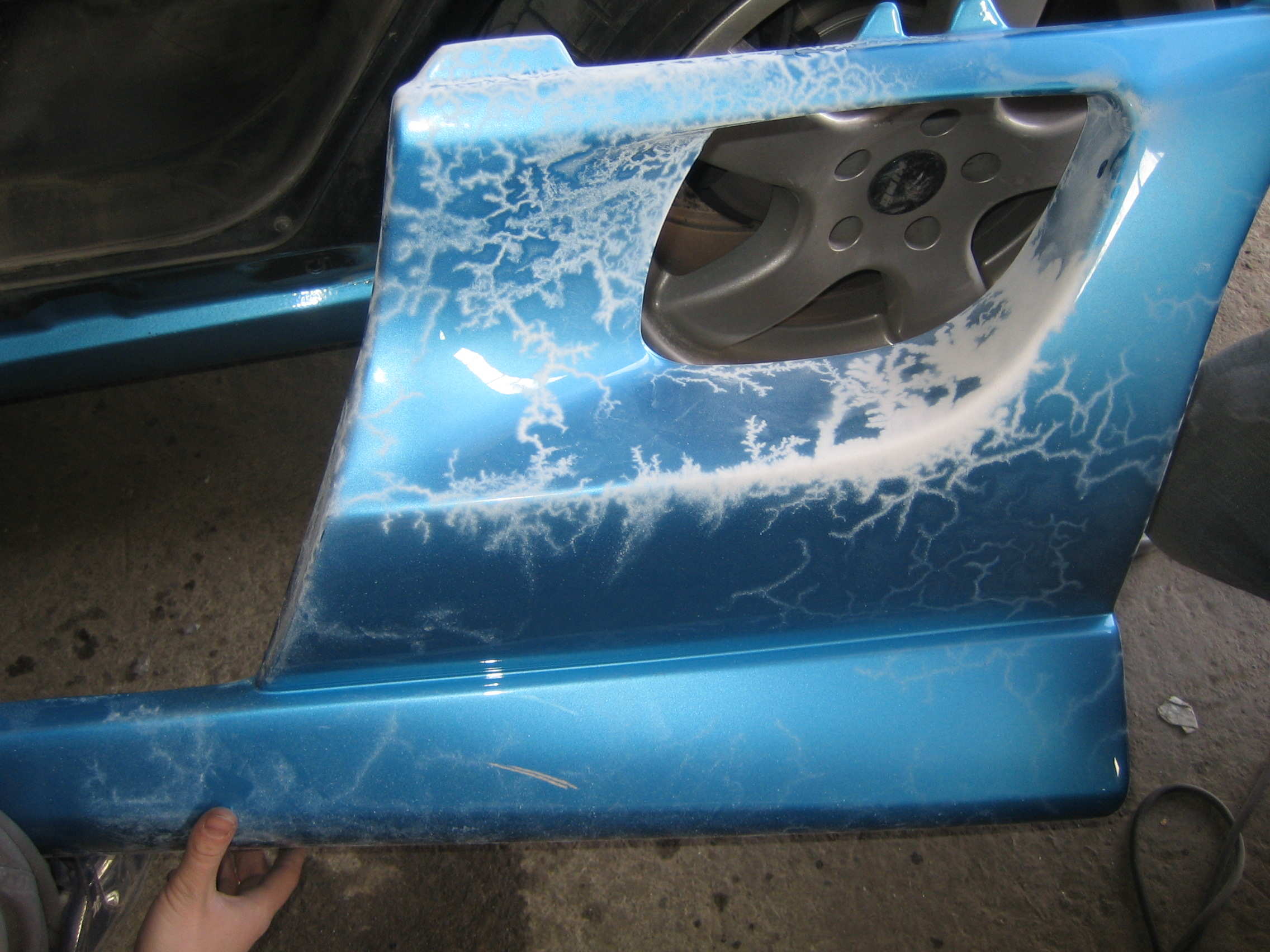 Effekten man får av glassfiberstøv....kanskje man skulle lakkere noe sånt på?