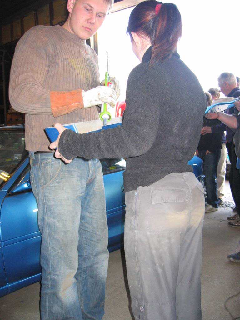 Sideskjørtene limes med rutelim fra Wurth