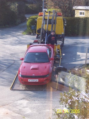slik endte denne modifikasjonen, en kompis plukket meg og bilen opp på tasta. fint at han har stor bil gitt :P