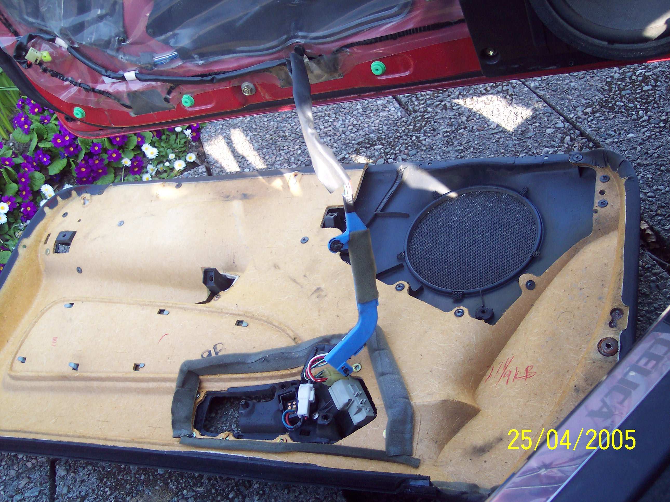 demontert døra :) *lurer på hvordan det er å sette dette skitet på plass igjen!! *