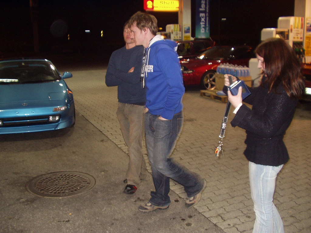 Gjengen på shell for å fylle bensin + leie film å snope..