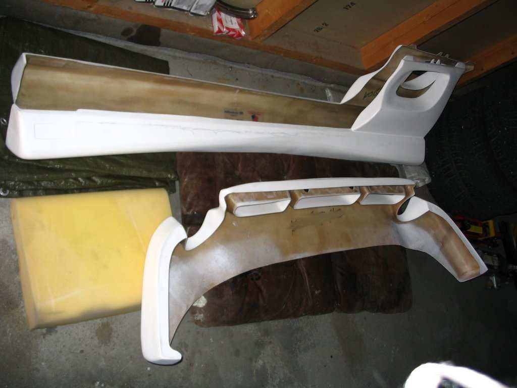 Etter skjæring og grov pussing. Det må endel tilpassing til på skjørtene rundt luftinntaket.