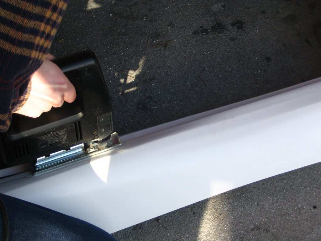 Grovtilpasning kan man si. Brukte stikksag, deretter en slipemaskin for å få kanten helt rett igjen.