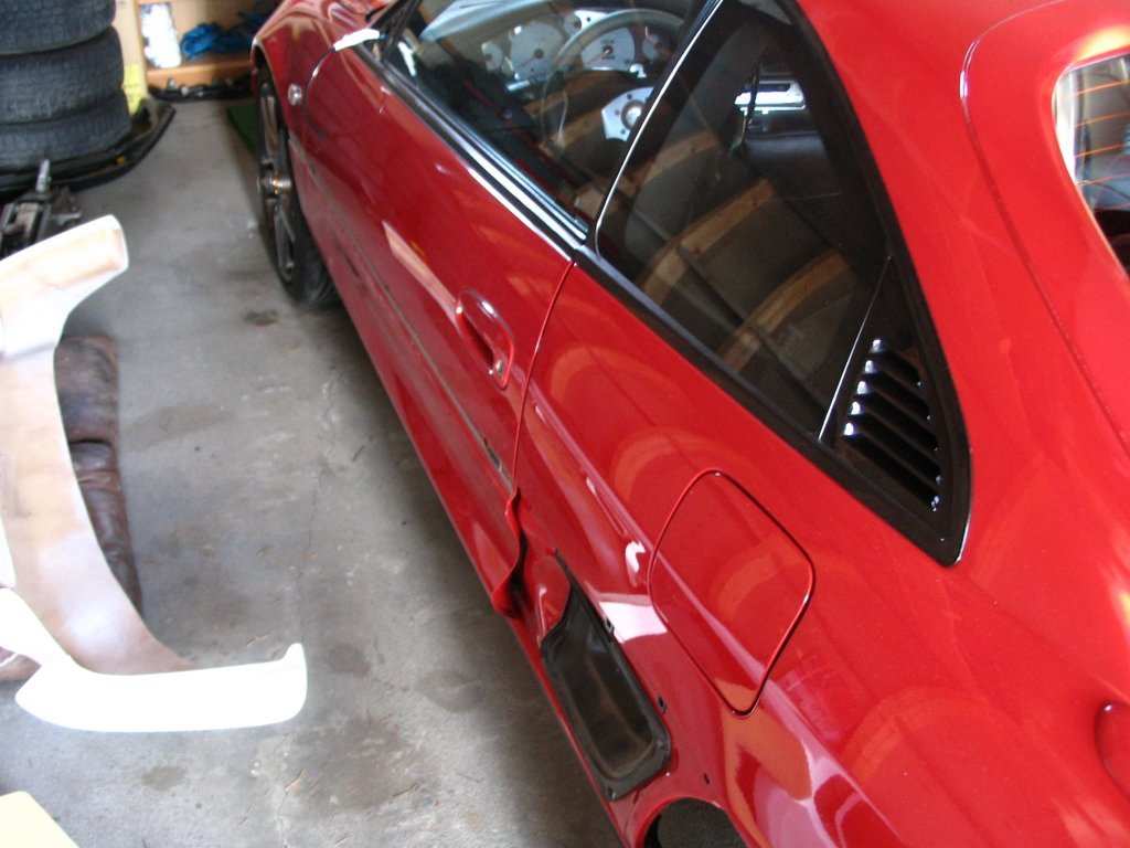 Speil, lister og luftinntak bortevekk.